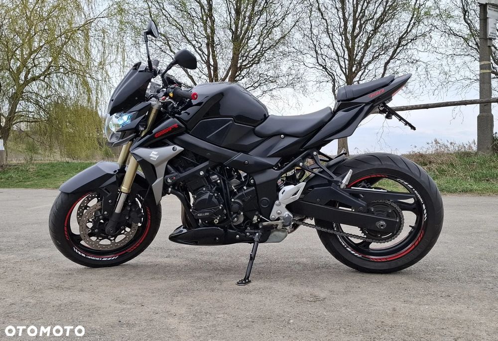 Suzuki GSR - 11