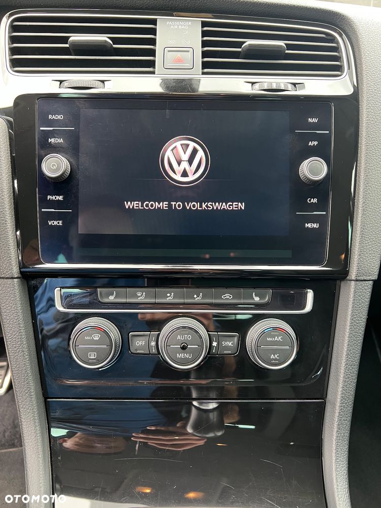 Volkswagen Golf - 22