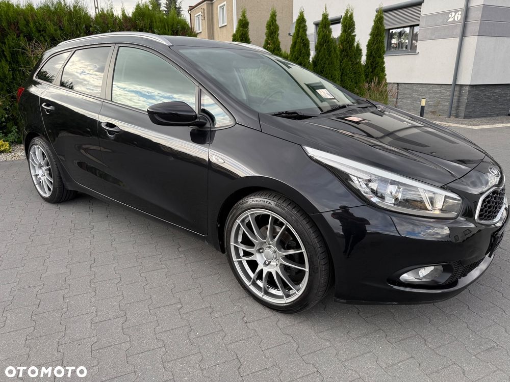 Kia Ceed 1.6 GDI Dream Team Edition - 1