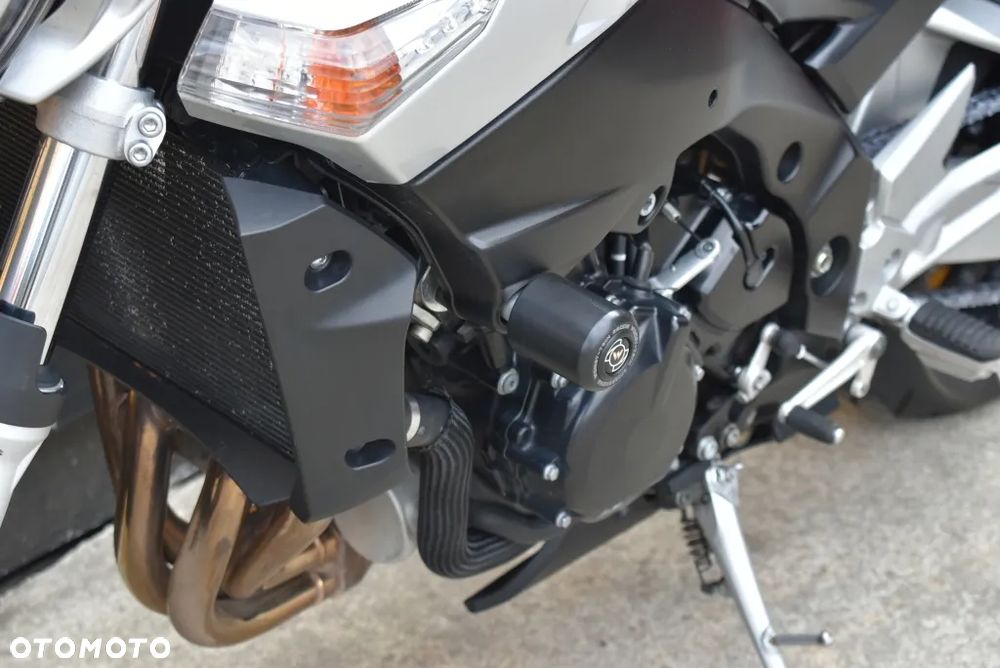 Suzuki GSR - 26
