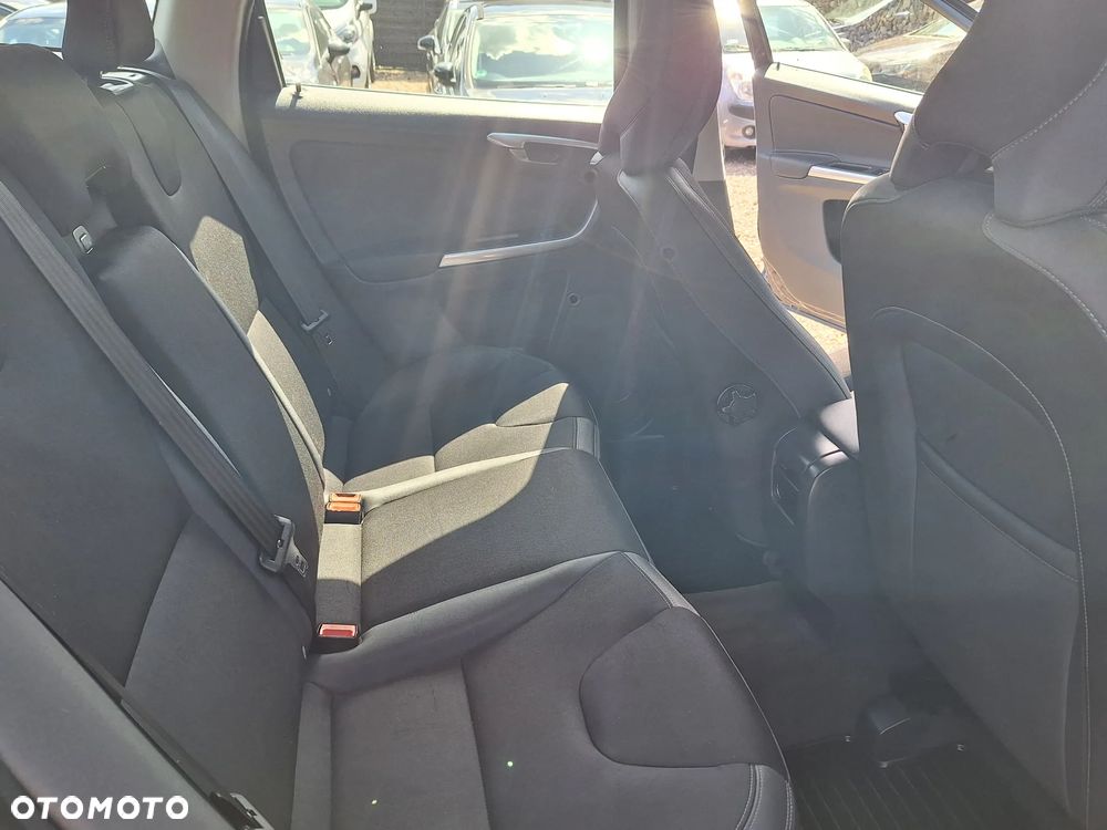 Volvo XC 60 2.4D AWD Momentum - 11