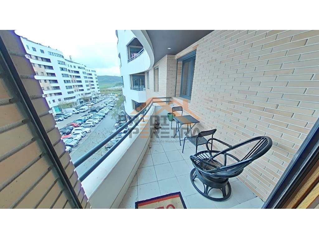 T4 SEMI-NOVO COM VARANDA E BOX PARA 4 CARROS NA QUINTA DO INFANTADO... - Grande imagem: 3/38