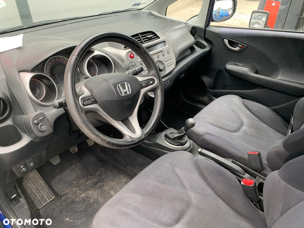 HONDA JAZZ 2009 *SAMOCHÓD NA CZĘŚCI* 4604  MASKA, LAMPA, DRZWI, LUSTERKO, ZDERZAK, GRILL, BŁOTNIK, KLAPA, BELKA, DESKA, FOTELE, KANAPA, ĆWIARTKA KIEROWNICA, TARCZE, ZACISKI, ZAWIESZENIE, KOMPLETNY PRZÓD, KOMPLETNY TYŁ, LICZNIK, ZEGARY, PRAWE LEWE PRZÓD TYŁ - 5