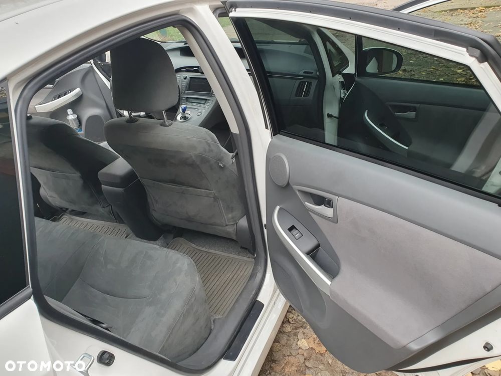 Toyota Prius (Hybrid) - 12