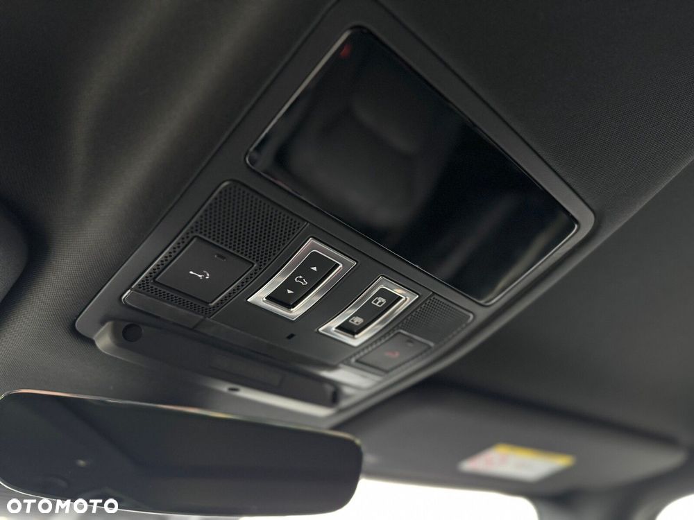 Land Rover Defender - 20