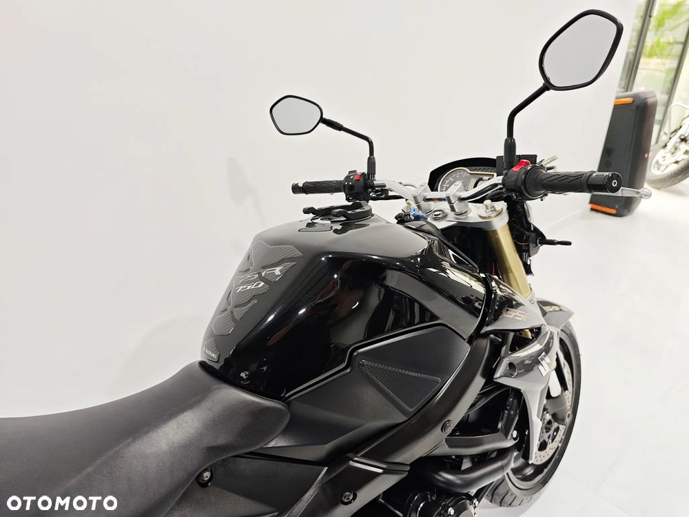 Suzuki GSR - 10