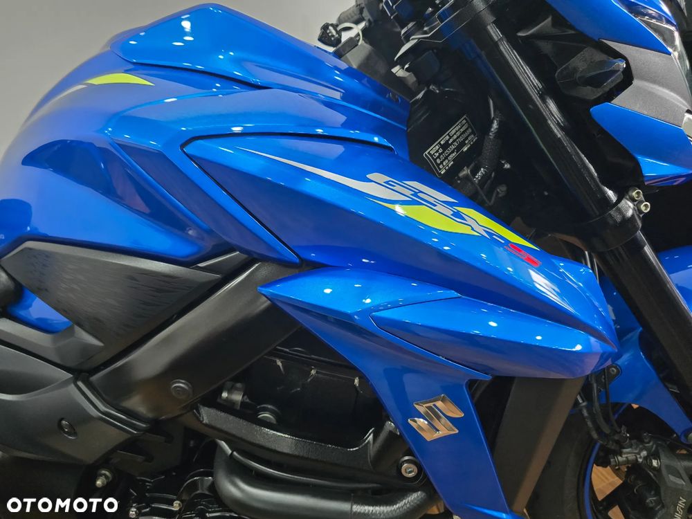 Suzuki GSX - 24