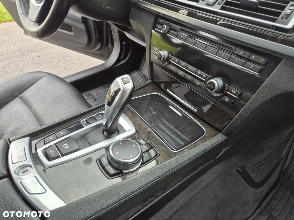 BMW Seria 7 740Li - 24