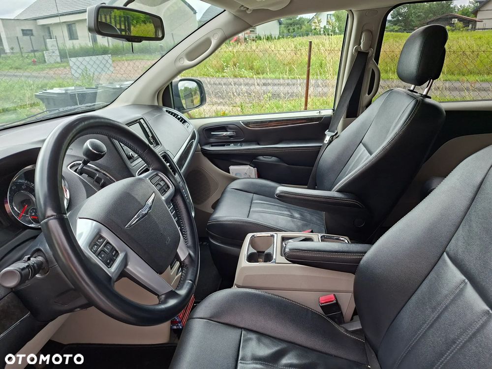 Chrysler Town & Country - 10