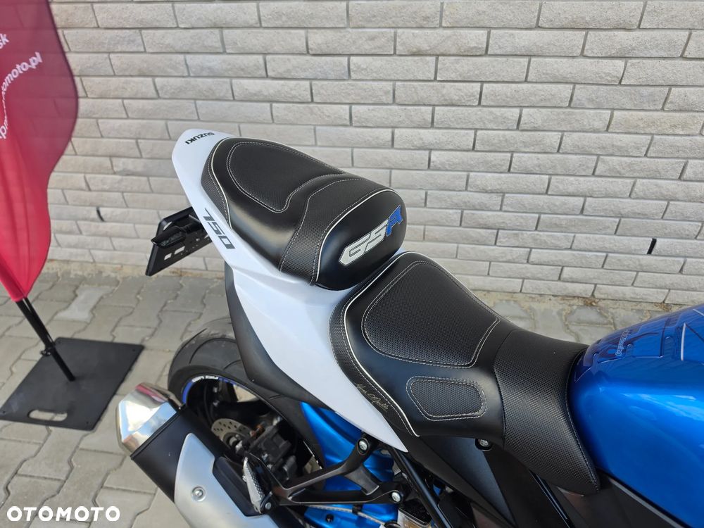 Suzuki GSR - 16