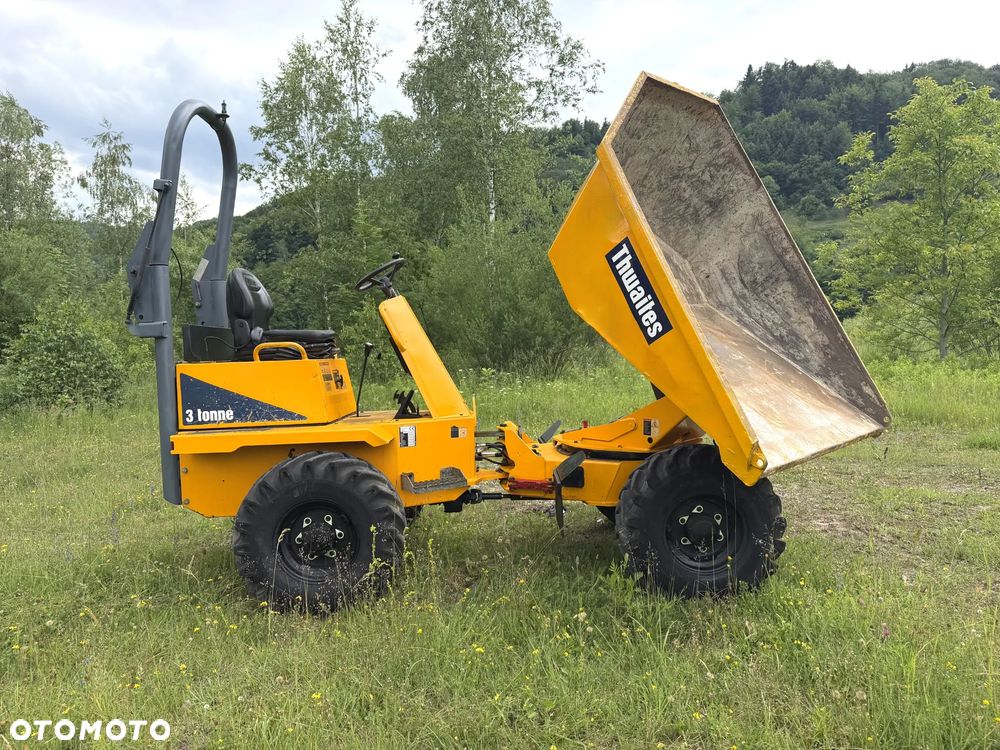 Thwaites MACH 573. Wozidło Budowlane-Rolnicze. Wózek z Obrotową Kolebą. 3 tony ładowność. 4x4. Silnik 3 cylindry. Yanmar 36 KM. 1999 mtg. 2016 rok. Jazda 3 prędkości. Maszyna jak Nowa z Norweskiego Gospodarstwa! Ani deka luzów i wycieków! Pełny Oryginał. Hamulce brzytwa. Serwisy w DEKRA. Maszyna Woziła lekkie ładunki. Praktycznie zerowe zużycie. Wielka Okazja. Wszystko w pełnym Oryginale. Opony Oryginał w super stanie Oświetlenie Fabryczne! - 1