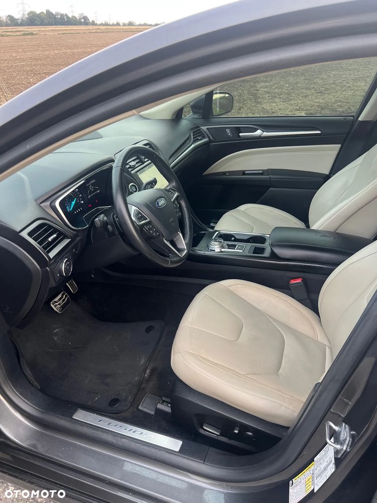 Ford Fusion - 16
