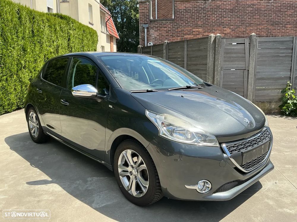 Peugeot 208 - 8