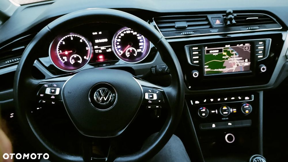 Volkswagen Touran - 11