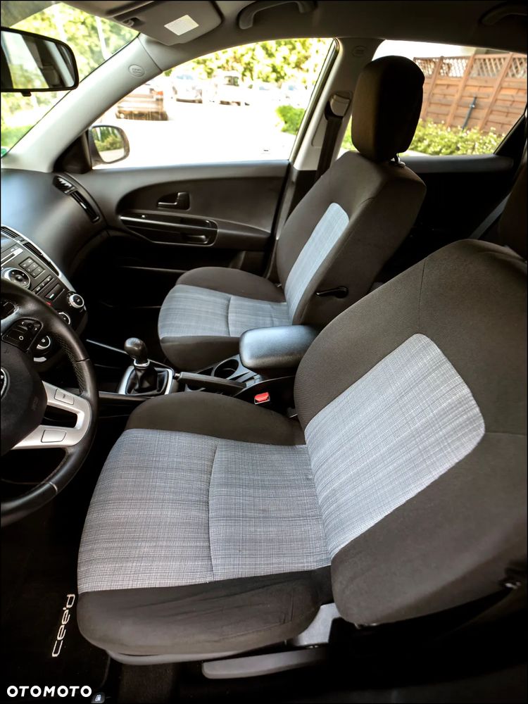 Kia Ceed - 32