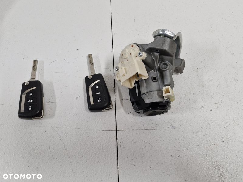 toyota avensis t27 lift t29 stacyjka 2x kluczyk 89783-05030 - 1