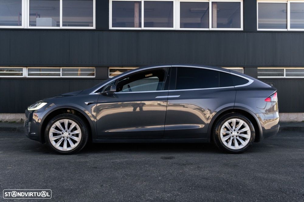 Tesla Model X - 30