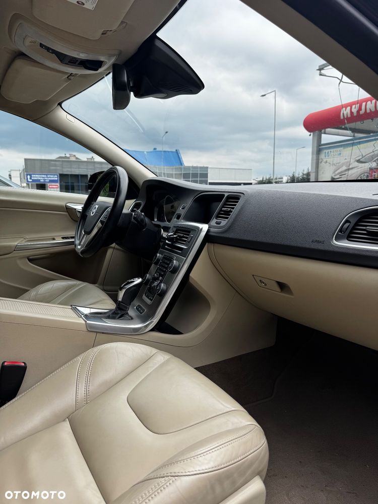Volvo V60 D6 AWD Plug-in Hybrid R-Design Summum - 9