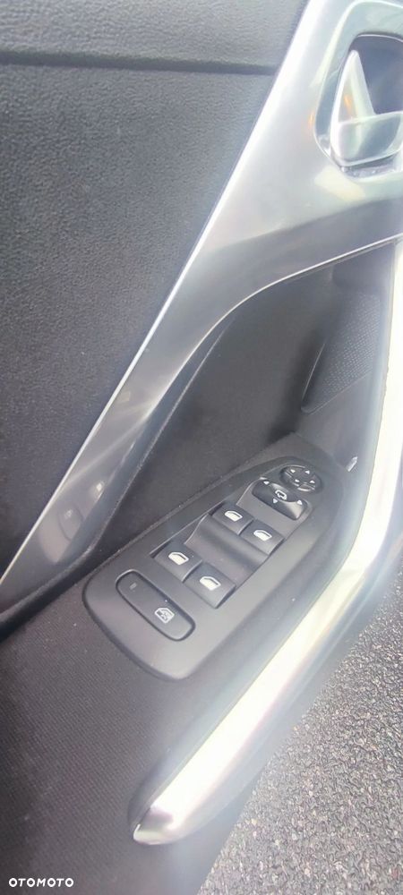 Peugeot 2008 1.6 BlueHDi Allure - 27