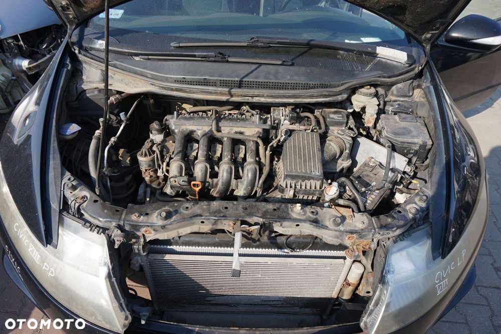 HONDA CIVIC VIII 5D HB 2006 B92P 1.4 16V L13A7 83KM SPLM CZARNY na części - 9
