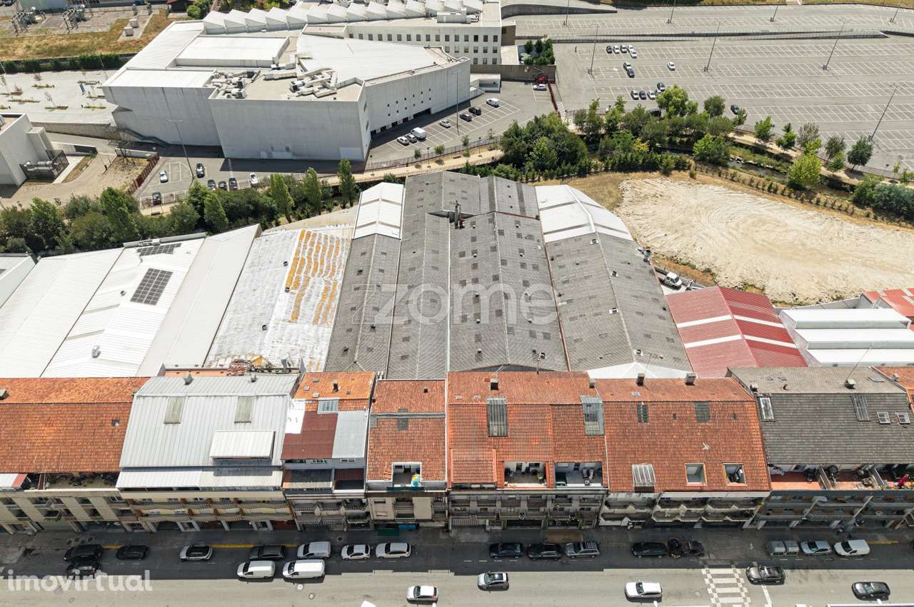 Loja e armazém na Rua Conselheiro Lobato, Braga - Grande imagem: 3/59