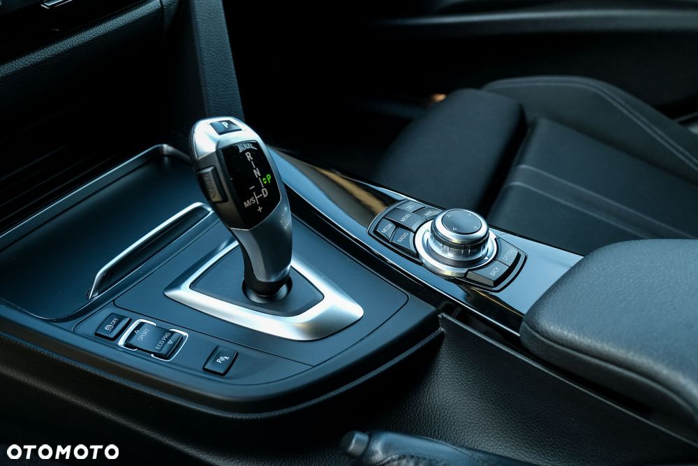 BMW Seria 3 318d Sport Line Shadow - 22