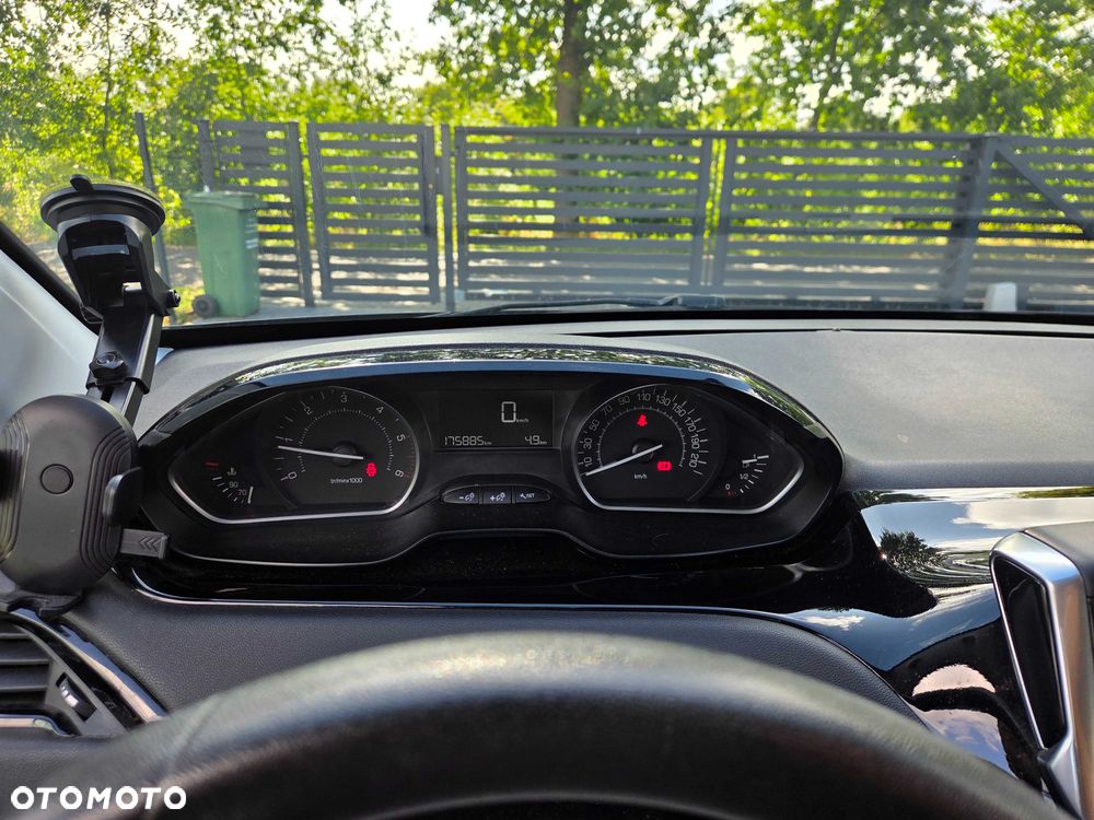 Peugeot 208 - 8
