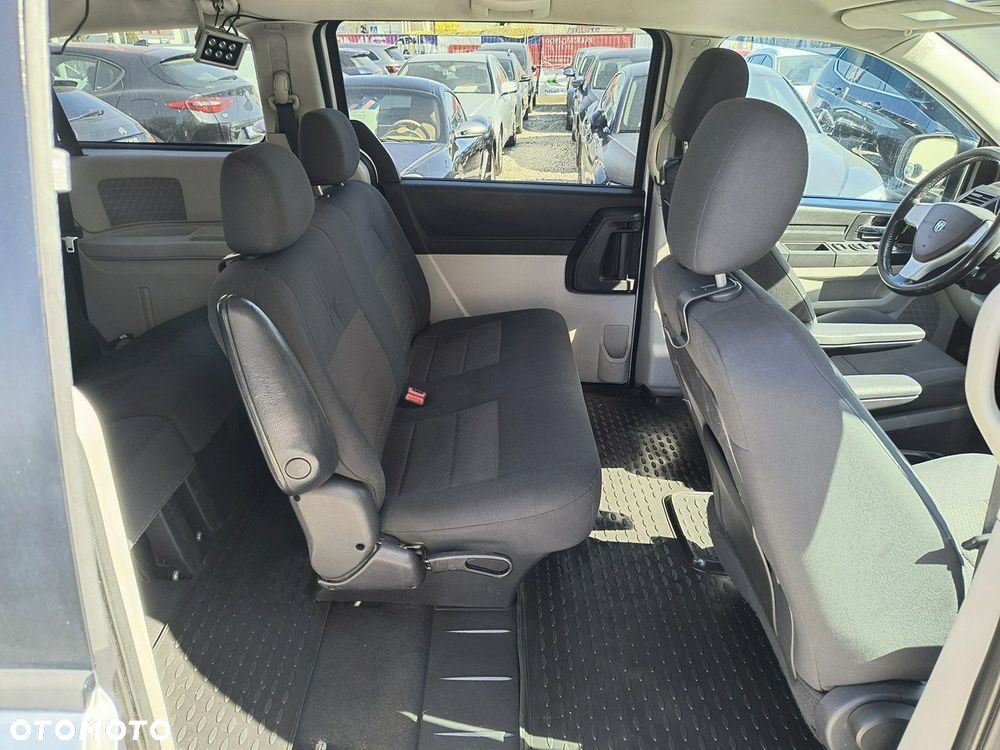 Dodge Caravan - 14