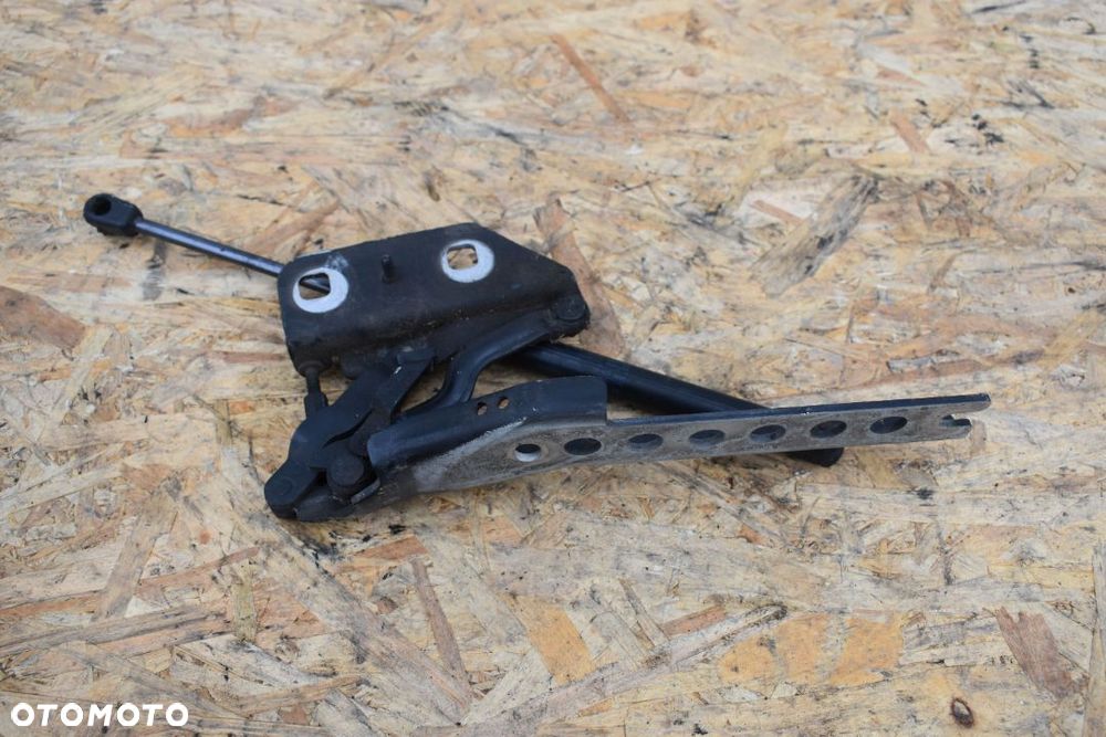 PRAWY ZAWIAS MASKI AUDI A8 D3 4E0823302E - 1