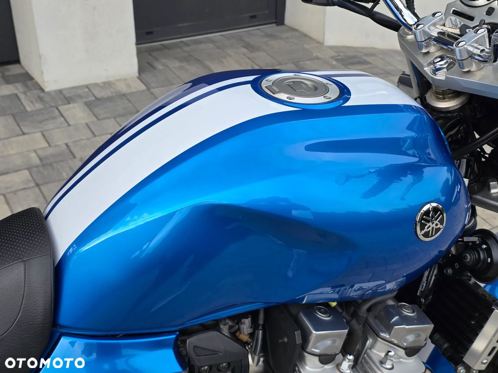 Yamaha XJR - 11