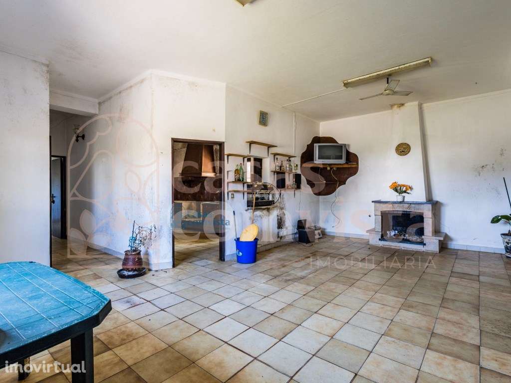 Moradia p/ reconstrução - Estrada do Castelo de Ourém - Grande imagem: 2/25