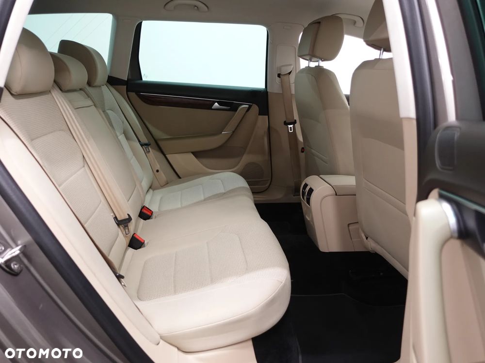 Volkswagen Passat - 25