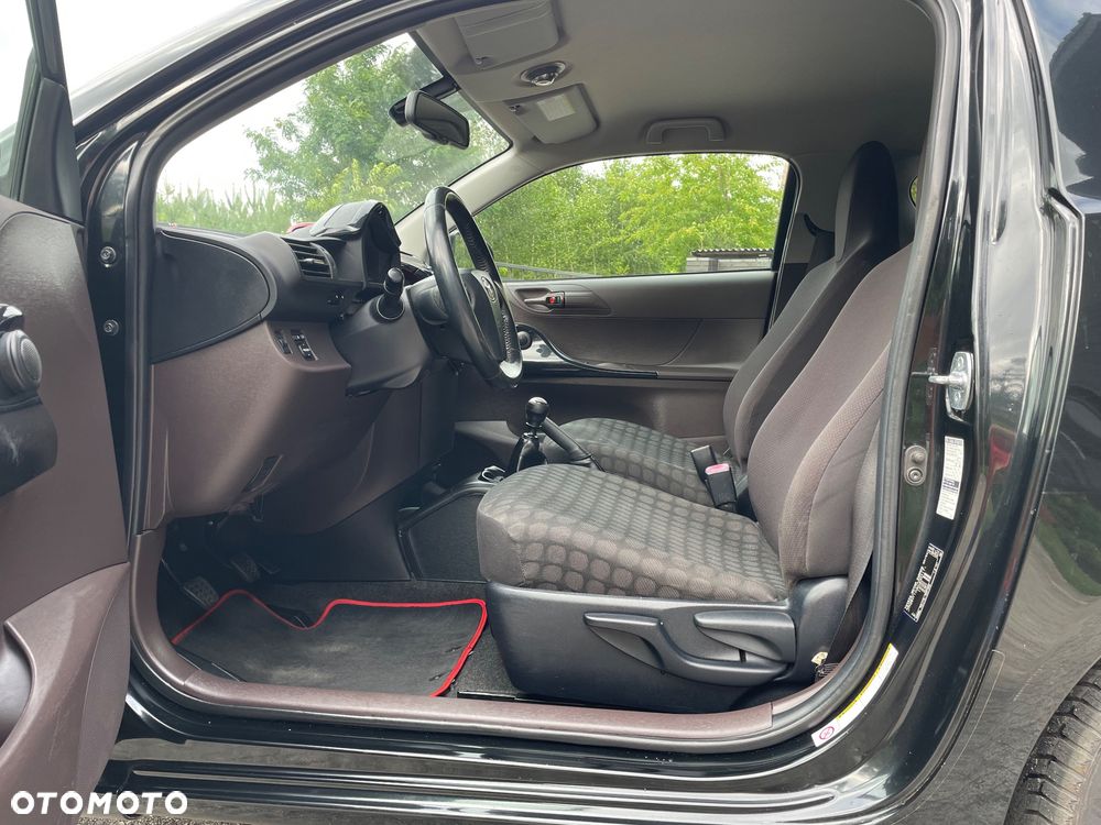 Toyota iQ 1.33 - 32