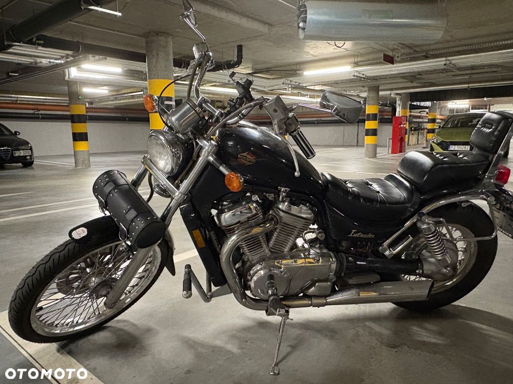 Suzuki Intruder - 1