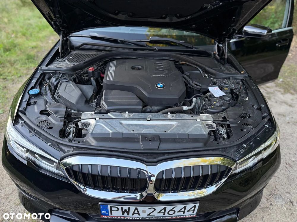 BMW Seria 3 330i xDrive - 9