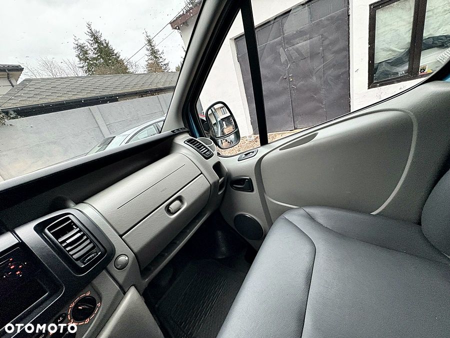Renault TRAFIC 2.0 dCi na łańcuchu 6 biegów Klima Nawigacja Skóra Elektryka B ładnie utrzymany Oryg 217 tys km 1 Właściciel Bagażnik dachowy Drabina 2007 rok - 13