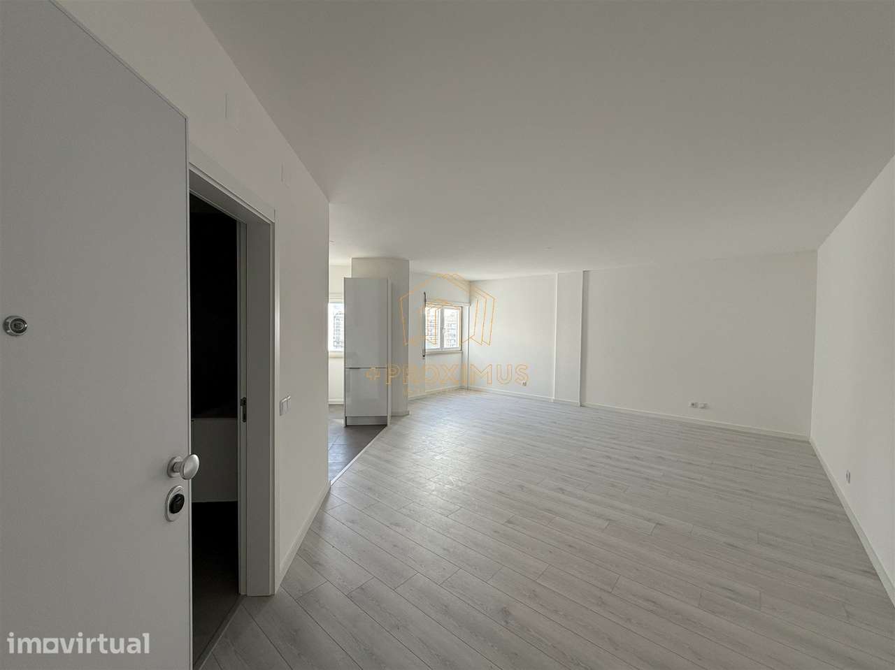 Apartamento T0 c/ parqueamento junto ao casino - Grande imagem: 4/15