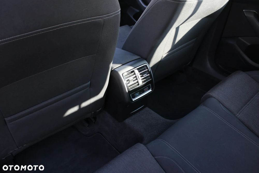 Volkswagen Passat Variant 1.6 TDI SCR DSG Comfortline - 22
