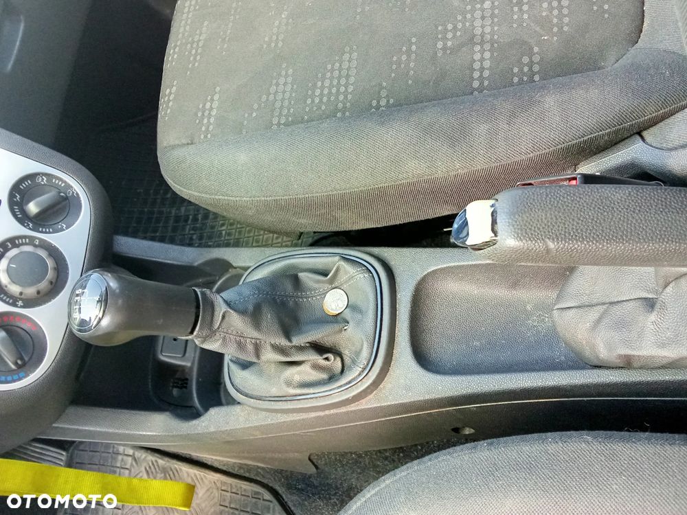 Opel Corsa 1.2 16V Essentia - 8