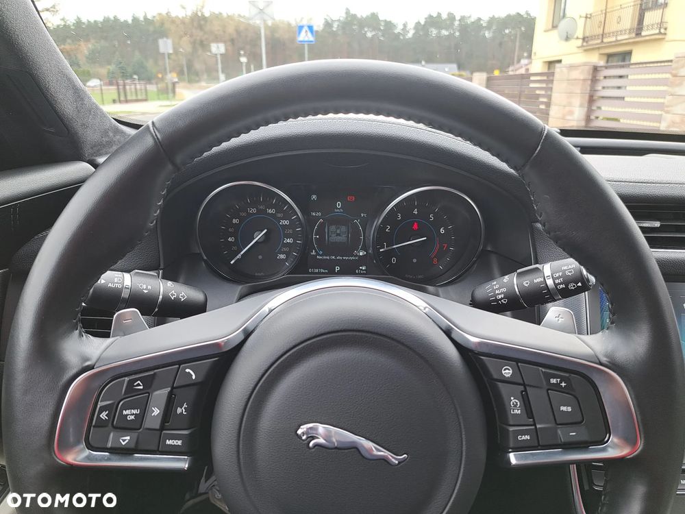 Jaguar XF P250 R-Dynamic SE - 25