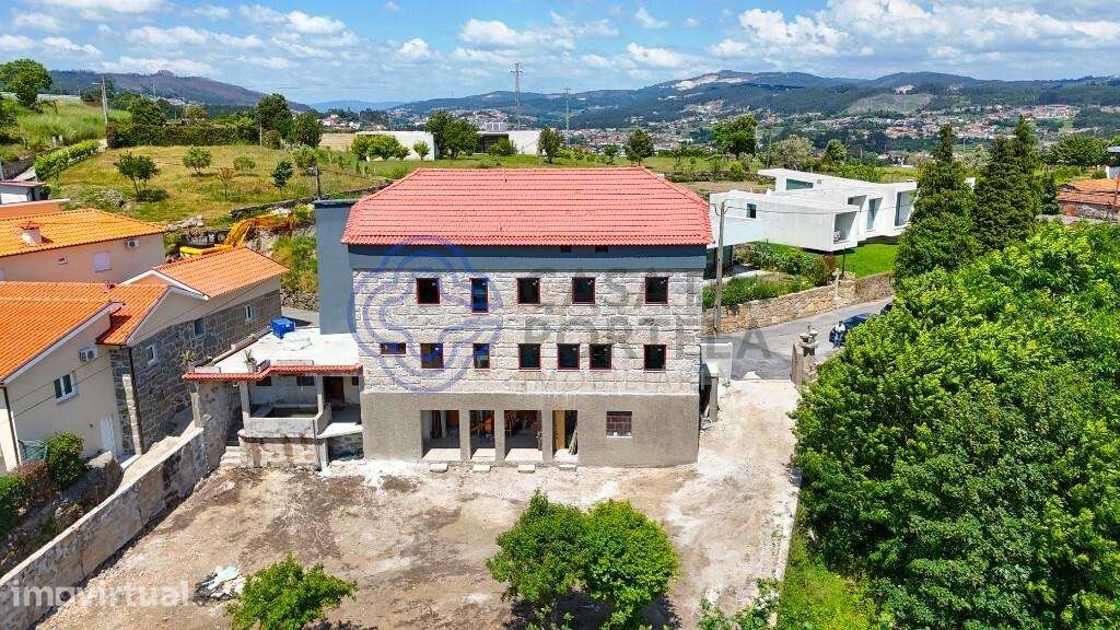 Predio traça antiga em fase de remodelação - Termas de São Vicente - P - Grande imagem: 4/43