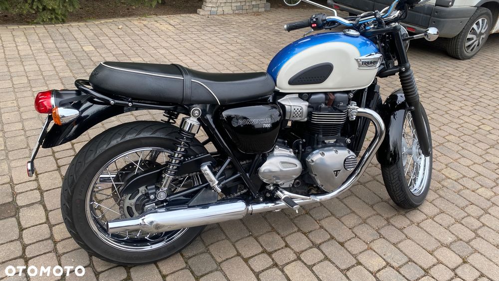 Triumph Bonneville - 4