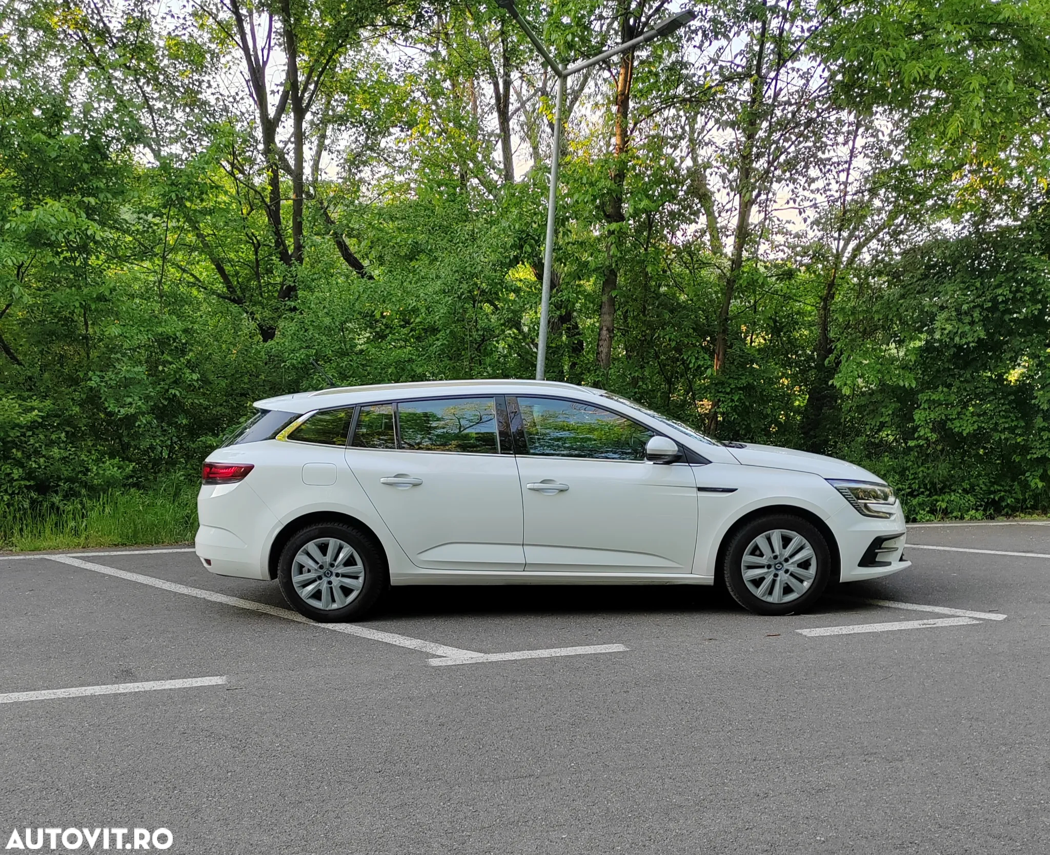 Renault Megane Grandtour E-TECH Plug-in 160 BUSINESS EDITION - 12