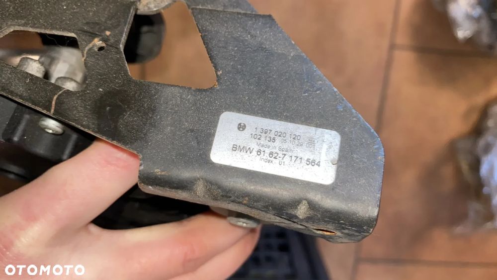 BMW E61 E91 MECHANIZM SILNICZEK TYLNEJ WYCIERACZKI TYŁ 7171564 - 3