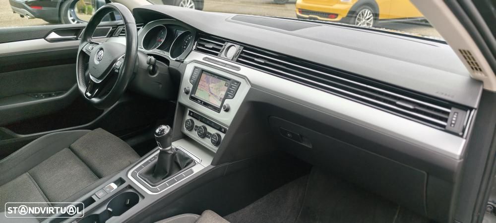 VW Passat 1.6 TDI Confortline - 25