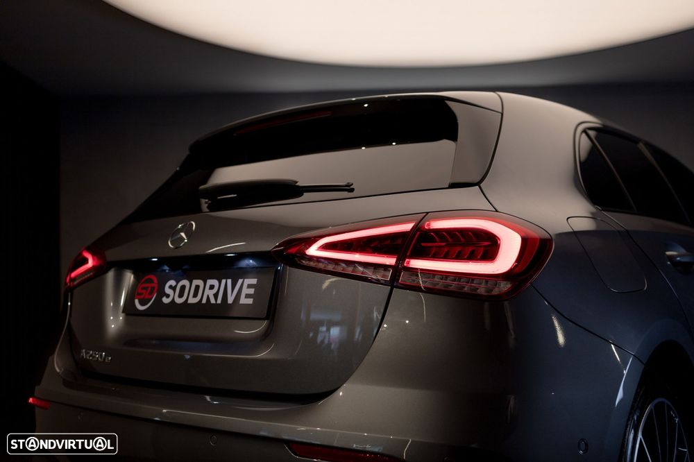 Mercedes-Benz A 250 e AMG Line - 13