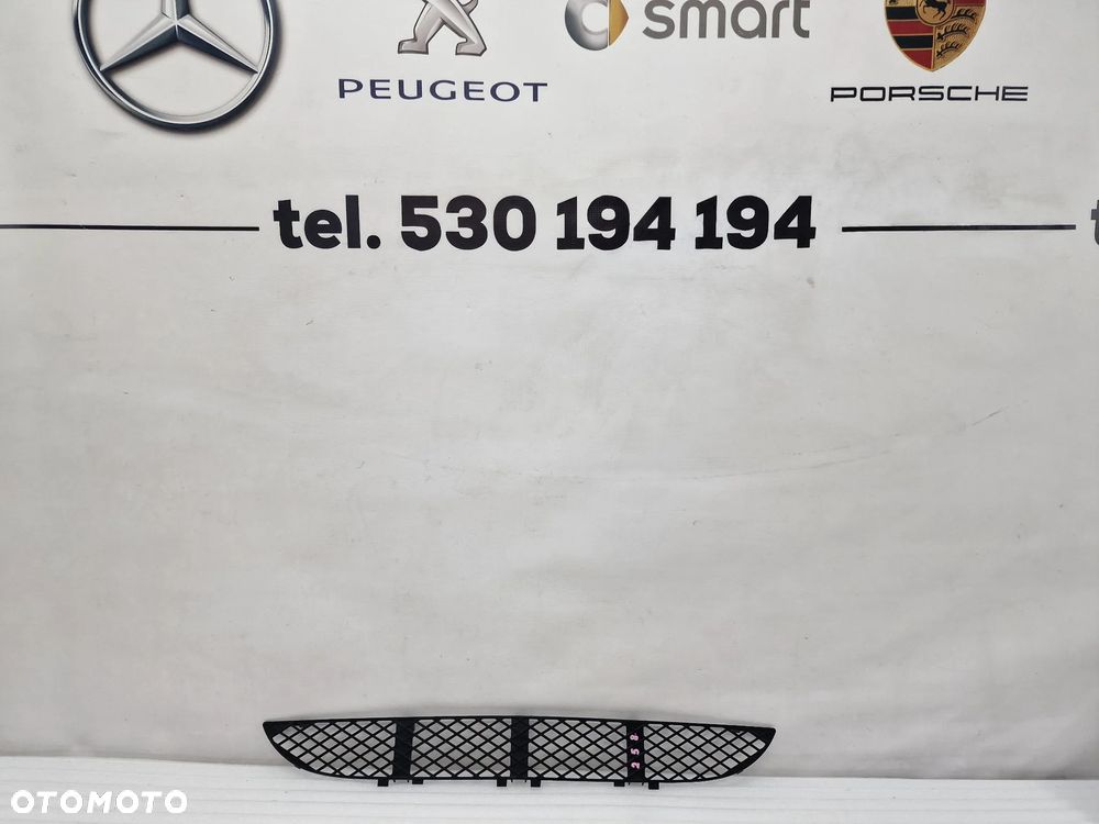 MERCEDES E-KLASSA W210 LIFT 99-01 KRATKA ŚRODKOWA ZDERZAKA PRZEDNIEGO , NR 2108850053 , NR AUKCIJ K258 - 1