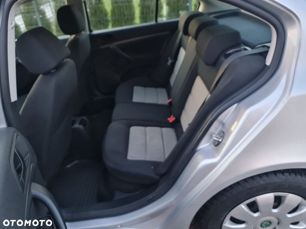 Skoda Octavia 1.6 Ambiente - 12