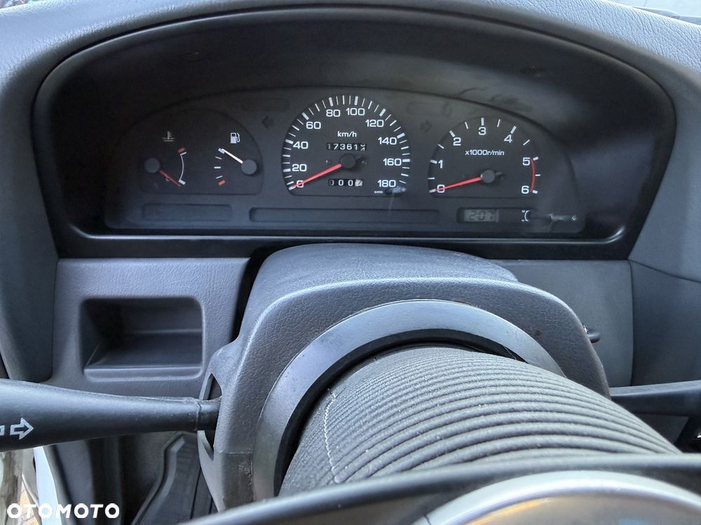 Nissan Pickup - 11