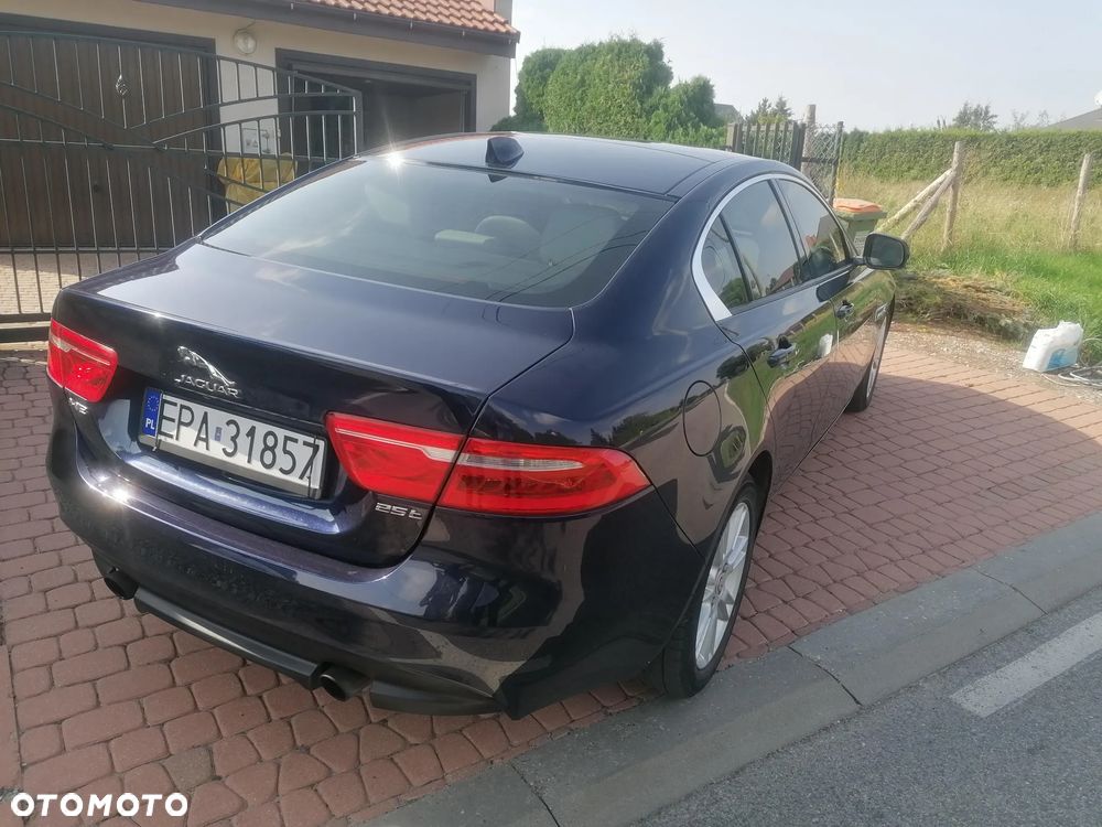 Jaguar XE - 4